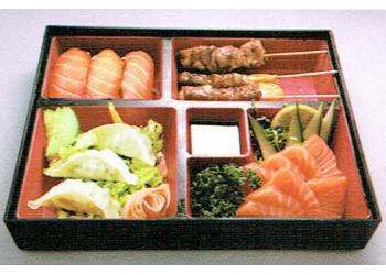 MB1 3 sushi saumon, 3  raviolis japonais , 8 sashimi saumon, 3 brochettes: 1 poulet, 2 boeuf au fromage
